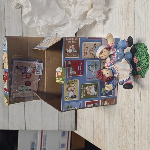 Enesco Raggedy Ann & Andy Smiles And Happiness Are Truly Catching 544892 - Picture 1 of 3